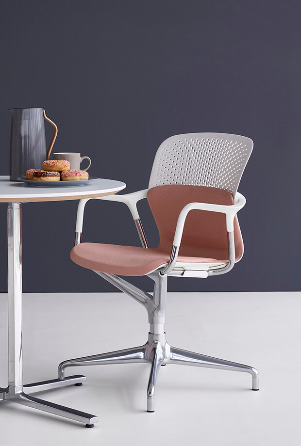 Herman Miller Keyn szék. A Keyn kollekciót a forpeople tervezőügynökség és a Herman Miller együttműködésében hozták létre.