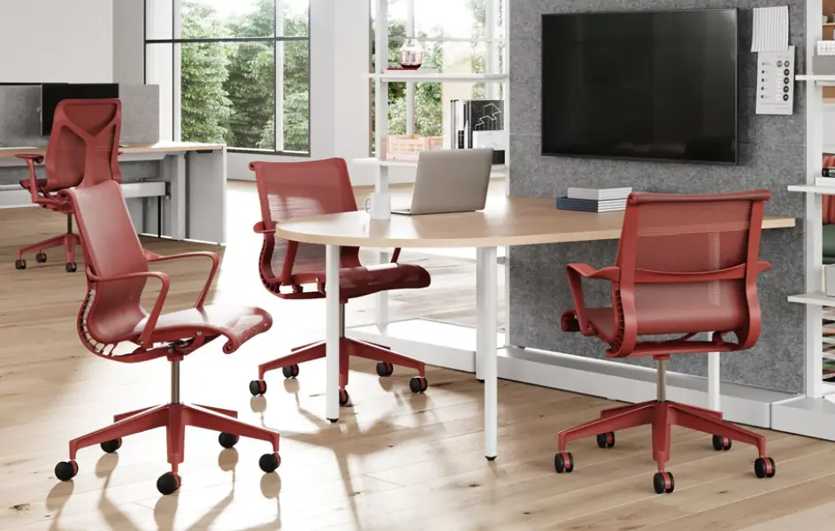 Modern, természetes fénnyel megvilágított irodatér prémium fenntartható irodabutor megoldásokkal, ergonomikus székekkel és letisztult munkaterületekkel.