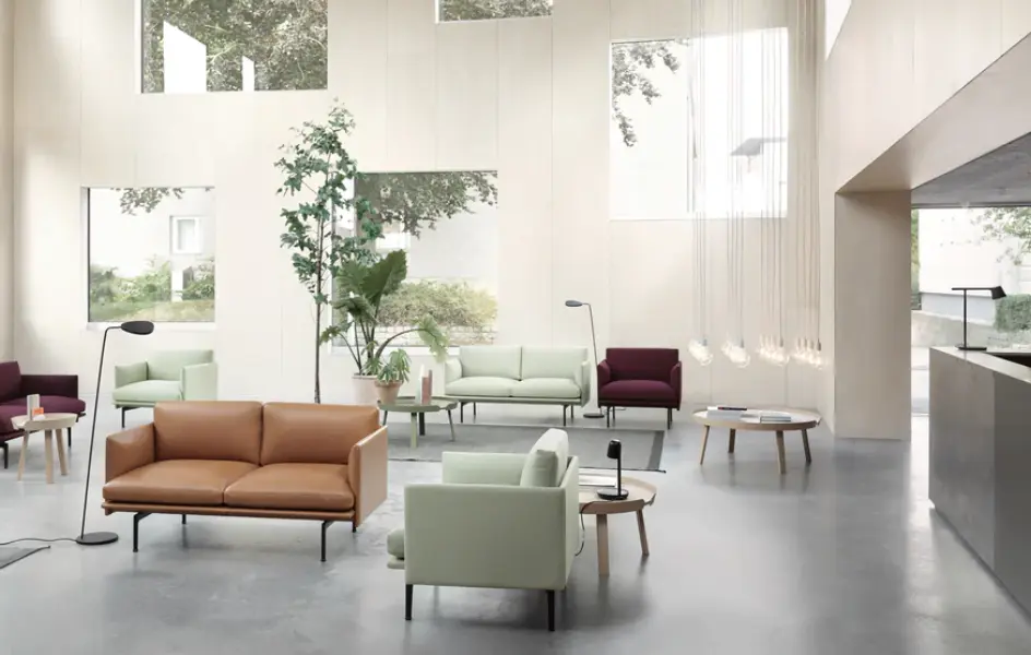 Modern zöld iroda biofil dizájnnal, természetes fénnyel, növényekkel és ergonomikus, fenntartható bútorokkal a dolgozók jóllétének támogatására.