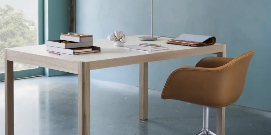Minimalista iroda letisztult, szellős munkakörnyezettel, prémium irodabútorokkal és csökkentett vizuális zajjal a fókuszált munkavégzésért.