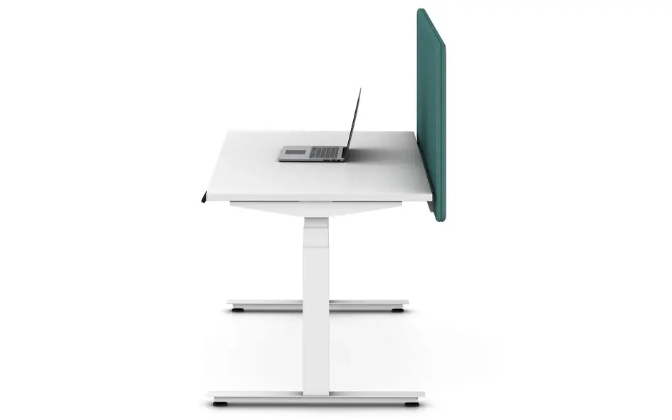 Sit to stand asztal használata modern irodában, ergonomikus beállítással, váltakozó ülő és álló munkavégzéssel a derékfájás csökkentéséért.