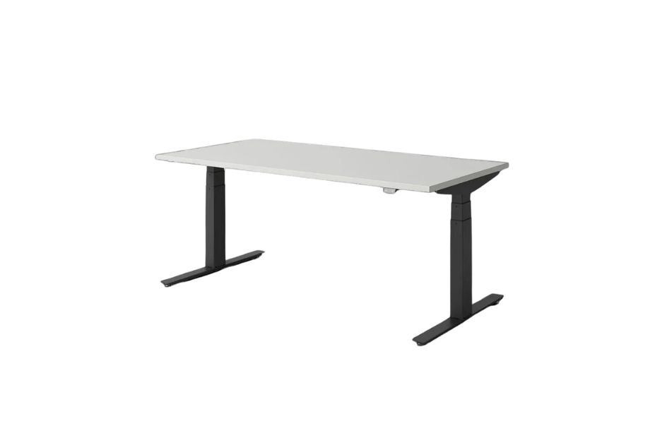 Ergonomikusan beállított elektromos állítható asztalnál a monitor és a kar pozíciója támogatja a helyes testtartást.